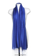 Pañuelo seda azul liso con flecos